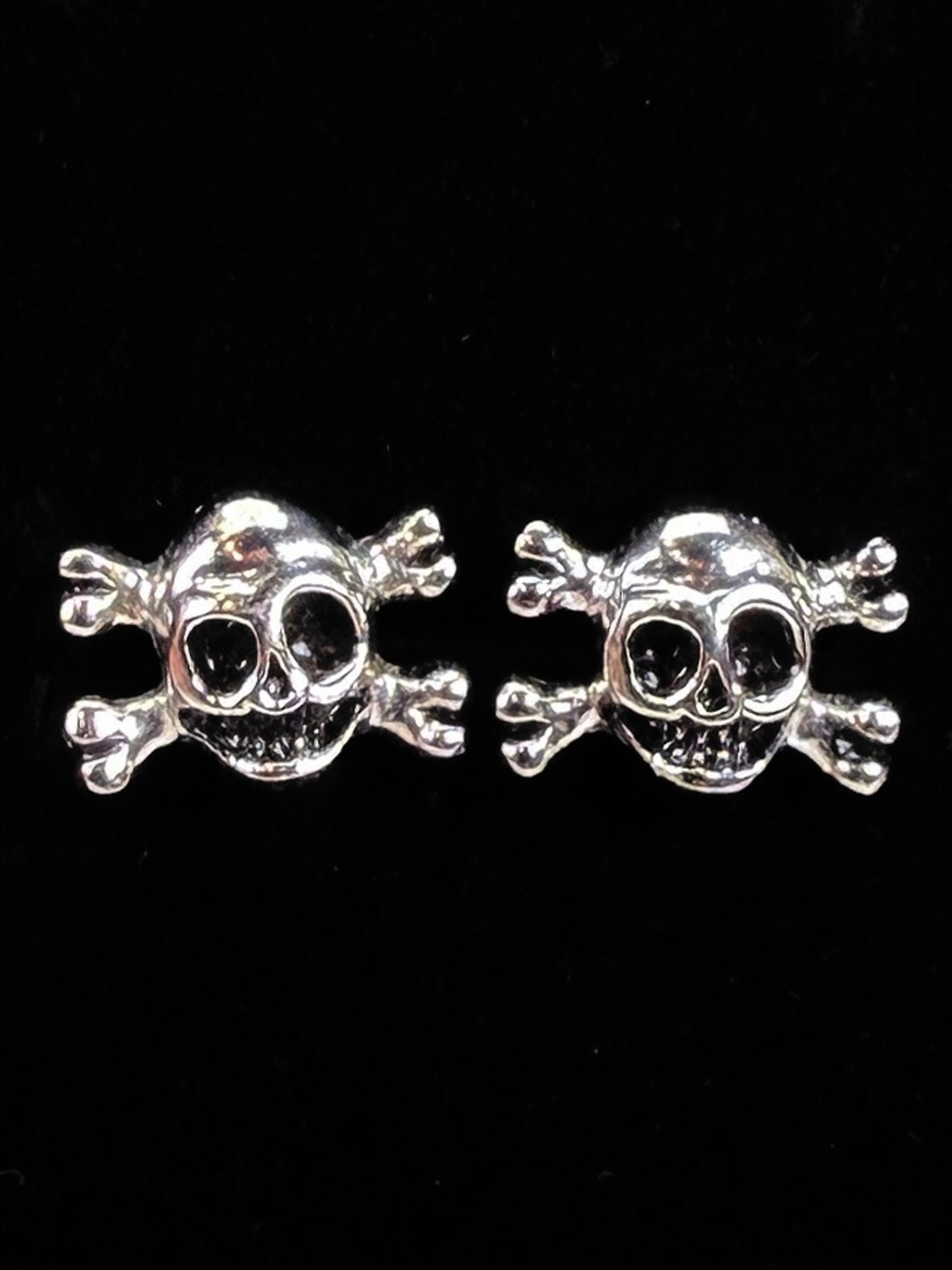 Silvertone Skull / Crossbones festive Halloween Holiday pierced Earrings
